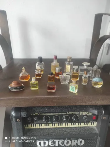 Mini vidros de perfume,antigos ,leia: