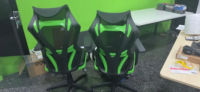 Cadeira Gamer com ajuste de altura e lombar.