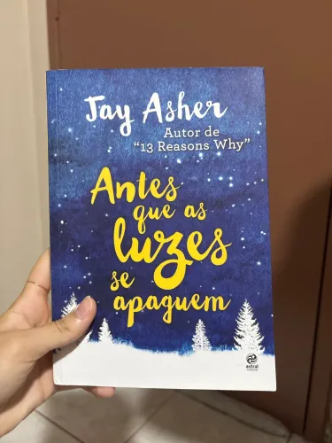 Livro "Antes que as luzes se apaguem" de Jay Asher