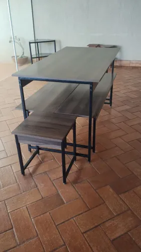 Mesa de Jantar Industrial com 4 Bancos - Excelente Estado
