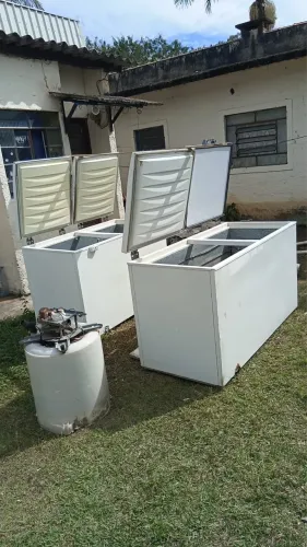 Vendo 2 freezer,1 chapa ,1 fritadeira 10lts profissional tudo bom estado