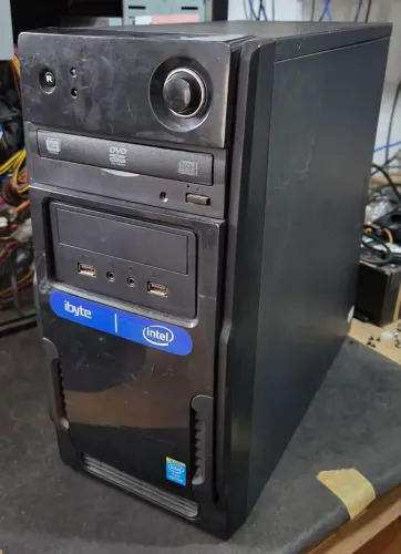 CPU Intel Celeron, 4GB de Ram e SSD de 128GB.