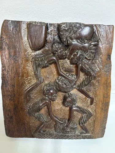 Escultura africana em um tronco de árvore .Raridade!