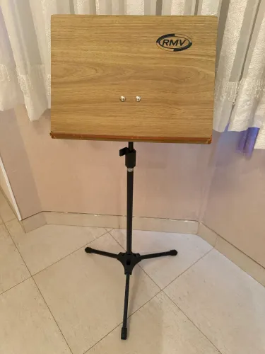 Estante de Partitura RMV STRADA de Madeira com Dimensões 29x39 cm.