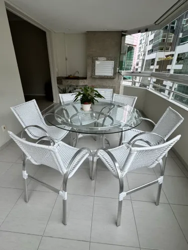 Mesa e cadeiras