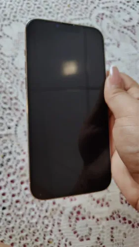 iPhone 13 Pro Max com adesivo do 17 pro Max