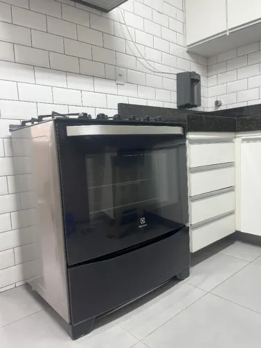 Fogão Electrolux preto, 5 bocas, tampo de vidro - brinde depurador Suggar preto