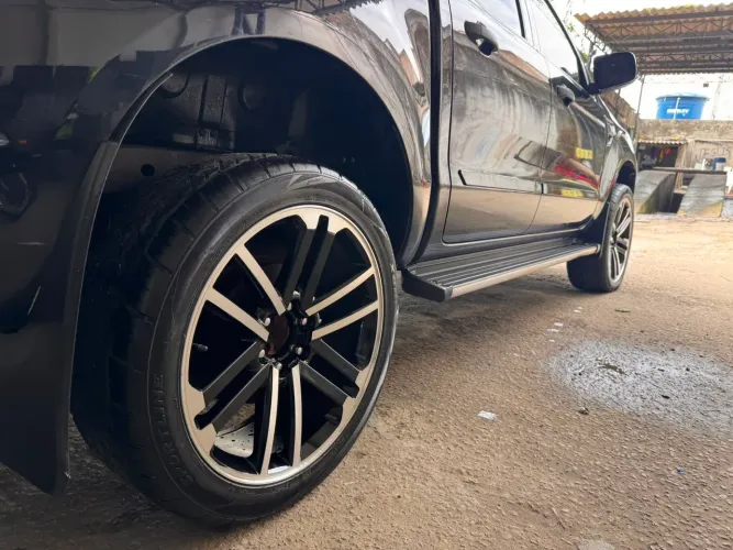 Roda Aro 22 diamantada Pneu 2 meses de uso