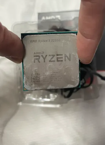 RYZEN 3 3200G; MUITO CONSERVADO, COM COOLER ORIGINAL; NUNCA FEZ OVERCLOCK