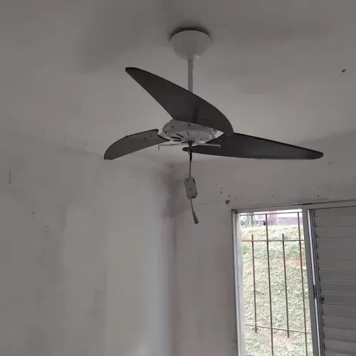 Ventilador de teto funcionando normalmente