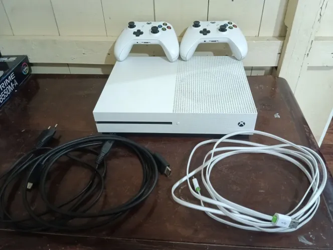 Xbox One S 1TB com Leitor + 2 Controles + Fallout 4 Físico