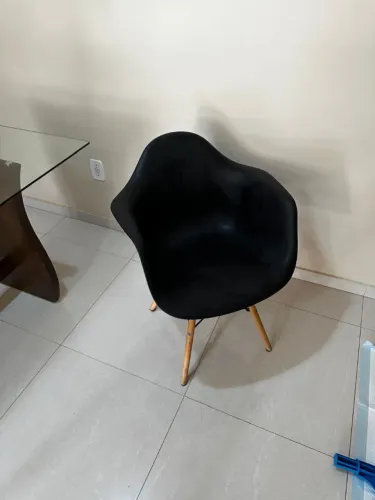 2 Cadeiras Estilo Eiffel com Braço - Preta