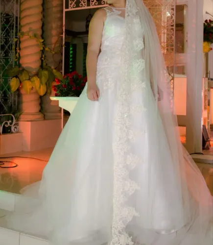 Vestido de noiva com véu