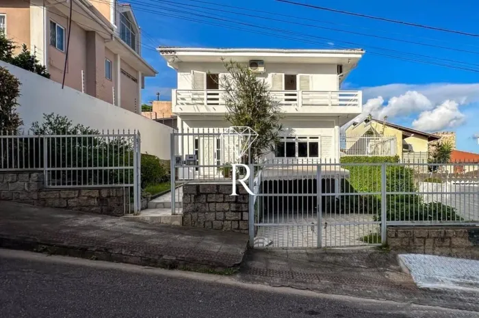 Casa 4 Suítes Vista Mar no Bairro Coqueiros - aceita Pet