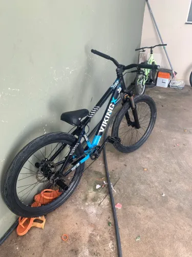 Bike vikings aro 26 com cubo barulhento e freio hidráulico 