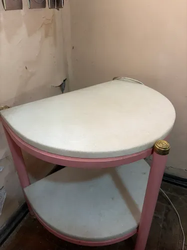 Criado mudo rosa com mármore da Prima Linea 