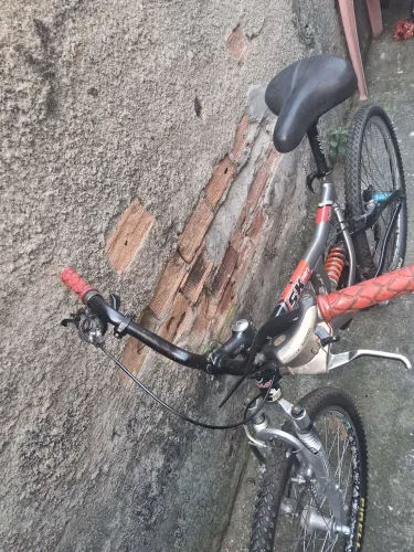 Essa e uma bicicleta Caloi SK,um modelo com suspensão dianteira e traseira e aro 26