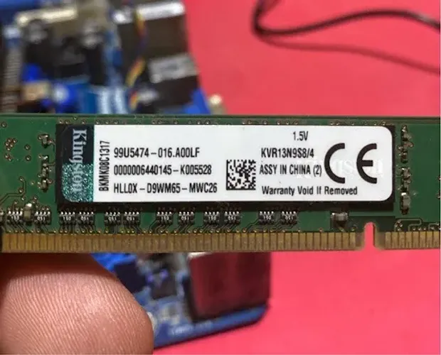 1 pente de memória DDR3 Kingston de 4GB