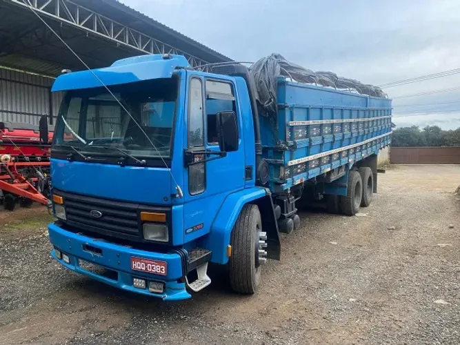 Caminhão Ford Cargo 1622. Reduzido