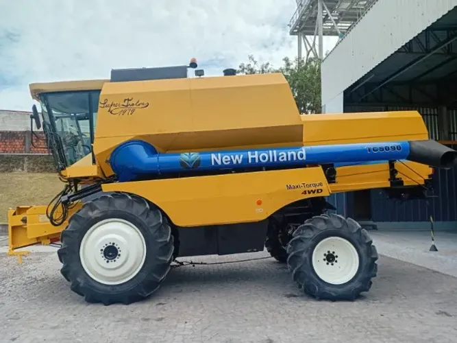 Colheitadeira New Holland TC5090