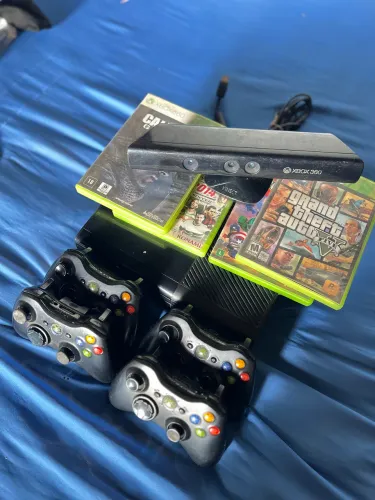 Xbox 360 Super Slim + Kinect + 4 Jogos 