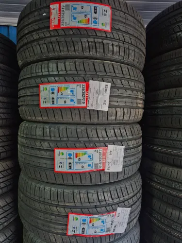 Jogo de pneus marca ROADX aro 225/35/19