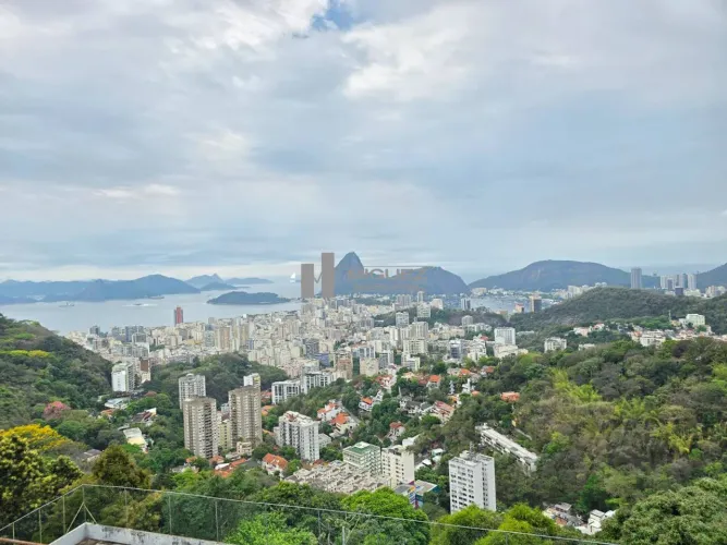 Terreno a venda em Santa Teresa com aproximadamente 15.000 m² de área e 7.000 m² de área c