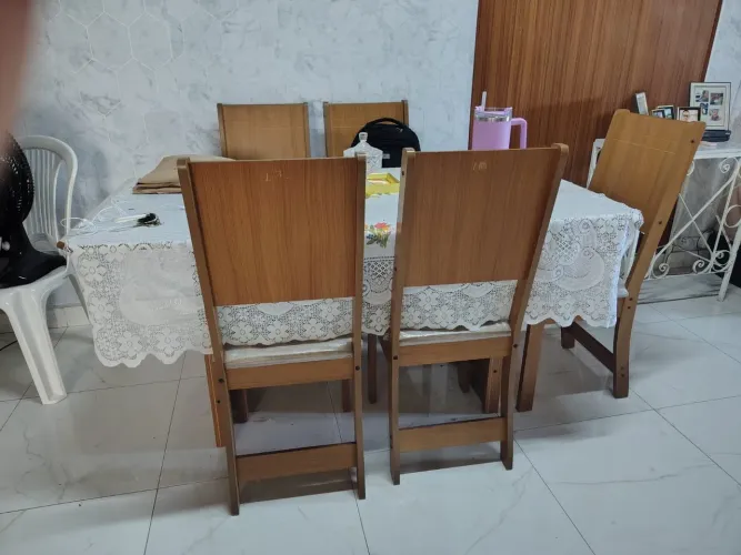 Conjunto de mesa com 6 cadeiras