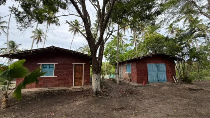 Chácara com piscina,  rodeada de muita arborização  