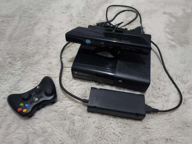 Console Xbox 360 E (Super Slim), sensor Kinect e fonte de alimentação original.