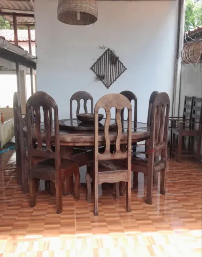 Vendo mesa em madeira de sucupira com 8 cadeiras