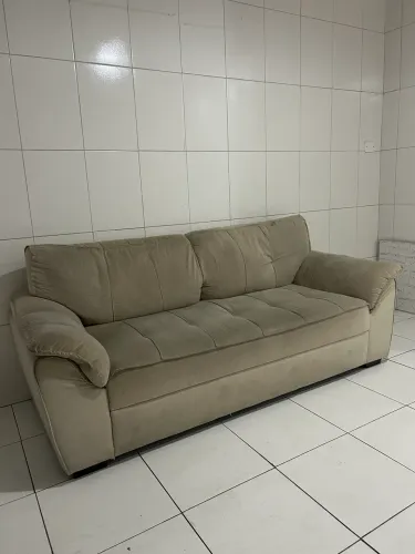 Sofá beje 3 lugares