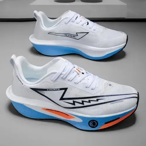 Tênis de corrida Chunta Carbon Marathon branco com sola azul e detalhes em laranja.