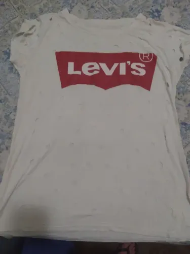 Camiseta Levi's branca com detalhes rasgados