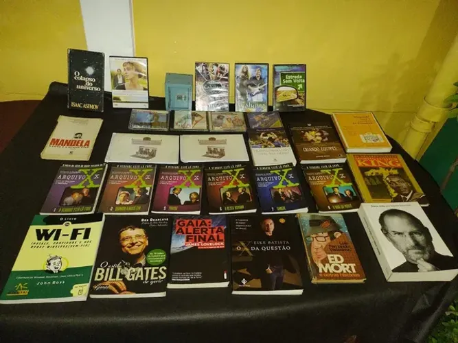 Livro O Colapso do Universo, original, bom estado. E outros.