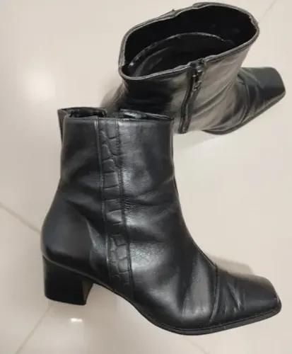Bota feminina em couro cano médio