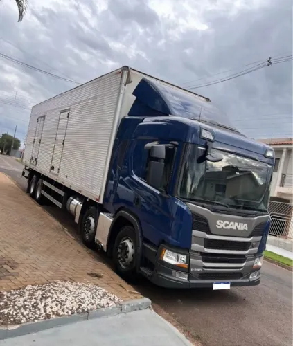 Scania P360 8x2 Baú ano 2021