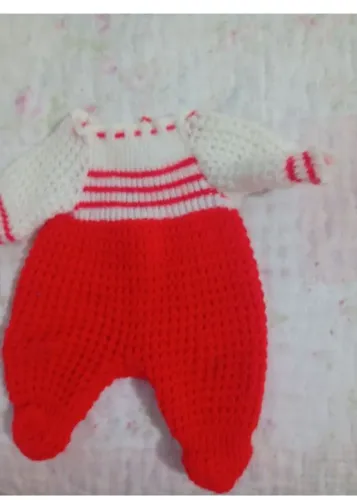 Macacãode tricô vermelho e branco boneca Denguinho Trol