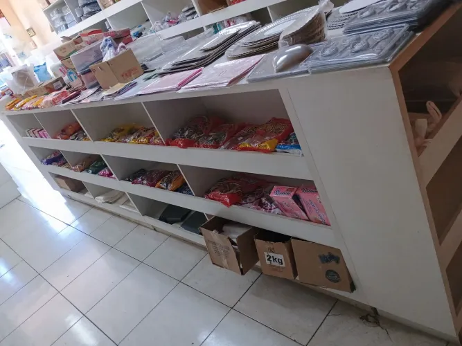 Balcão horizontal em ótimo estado, cor branca, quatro lados de exposição e bancada. Usado.