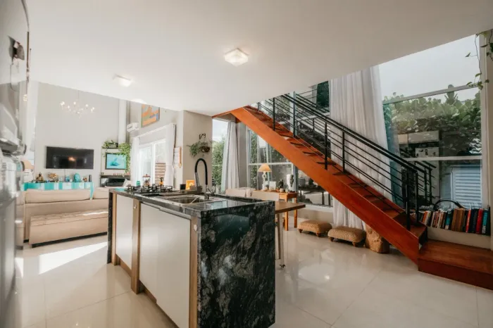 Casa de Alto Padrão com Elevador e Piscina Aquecida, 2 Suítes Master, 2 Cozinhas e Área de