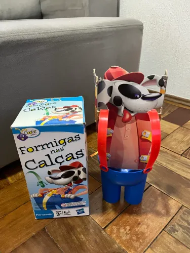 Formigas na calça jogo semi novo 