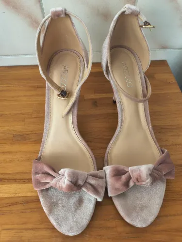 Sandália Arezzo lace-up em veludo rose.