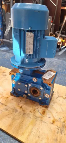 Motoredutor trifásico 0.5 cv redução 1/40.