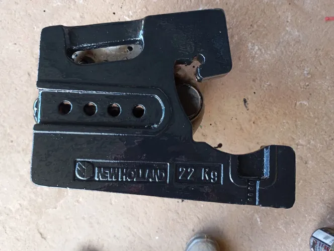 Vendo 8 pesos do trator new Holland  de 22 kg cada 
