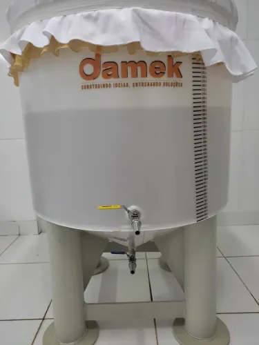 Fermentador cônico 300L c/ pés tubo - Damek