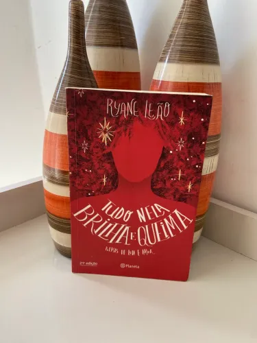 Tudo Nela Brilha e Queima - Ryane Leão