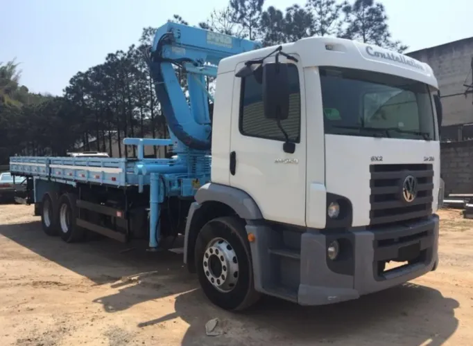 VW 24.250 carroceria munck 