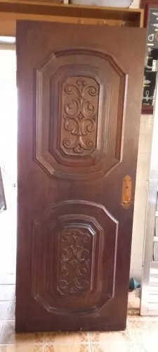 Porta em madeira maciça.
