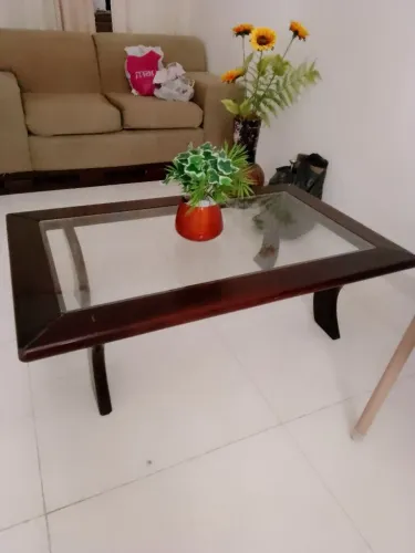 Mesa de centro em madeira com vidrom tampo de vidro