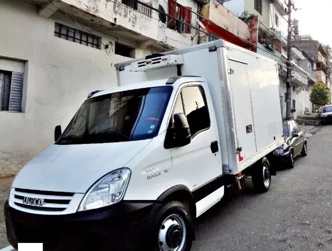 Iveco Daily 35s14 baú refrigerado 2011